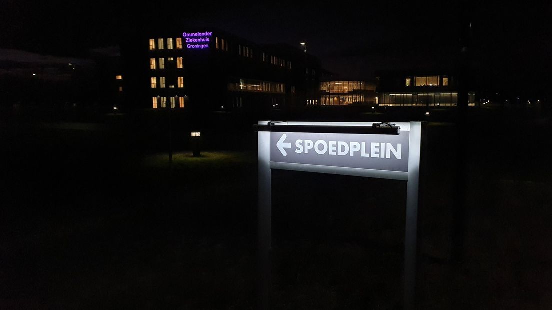 Door een verlicht bord is nu beter zichtbaar waar je in Scheemda moet zijn voor spoedeisende hulp.