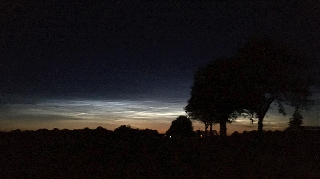 Lichtende nachtwolken boven Vriezenveen