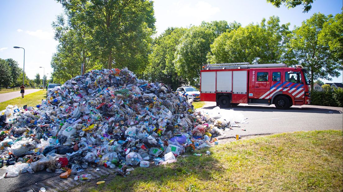 Chauffeur vuilniswagen dumpt lading op straat