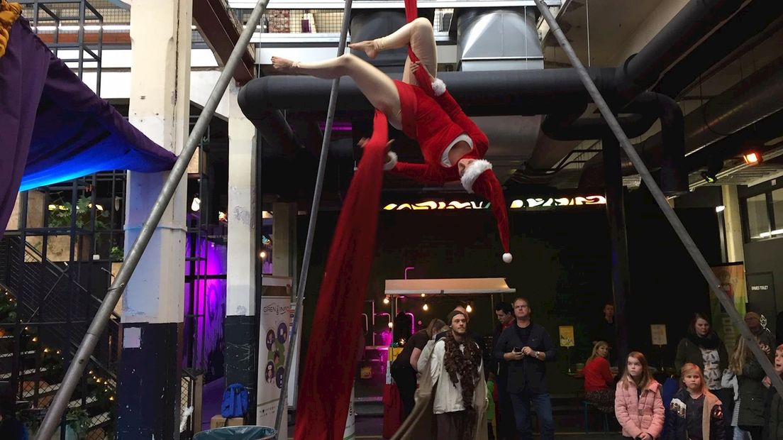 Ook acrobatiek tijdens de kerstmarkt van Euregio