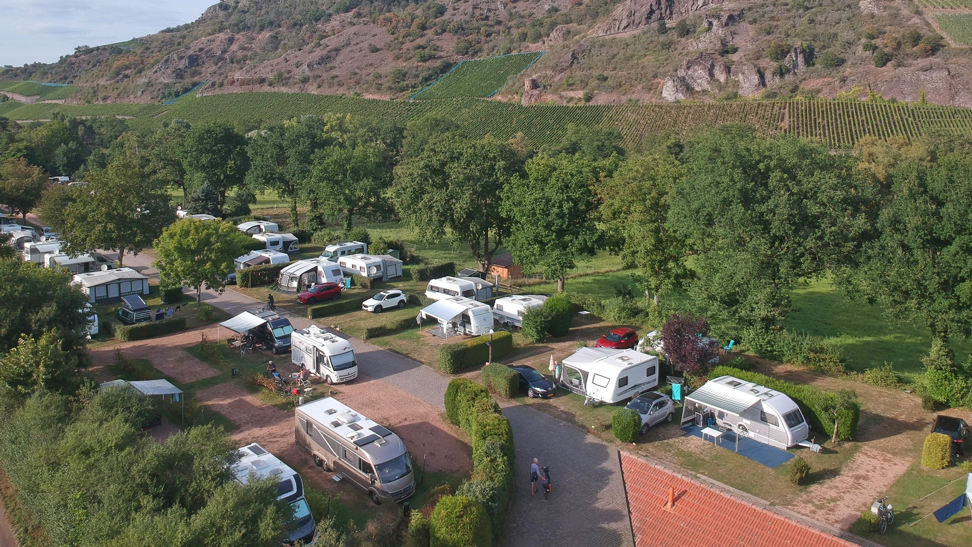 De camping ligt wat hoger dan de rivier om overstromingen te voorkomen