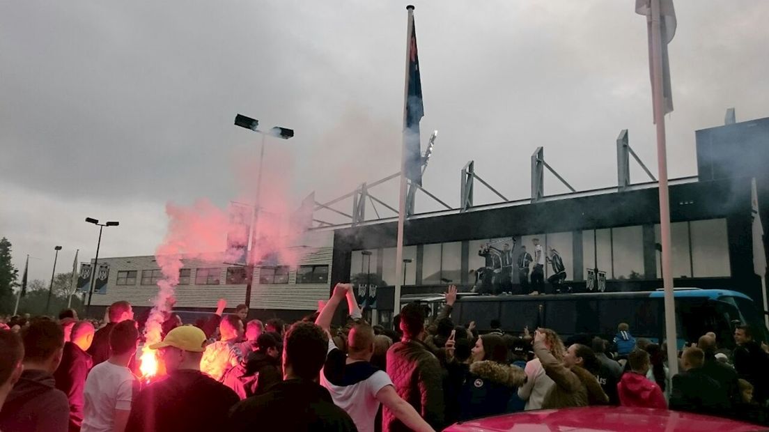 Spelersbus Heracles Almelo Na Feestje Op Snelweg Bij Stadion Verwelkomd