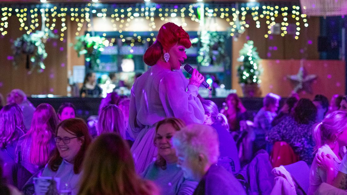 Dennis Gulikers in drag als Deedee Janssens
