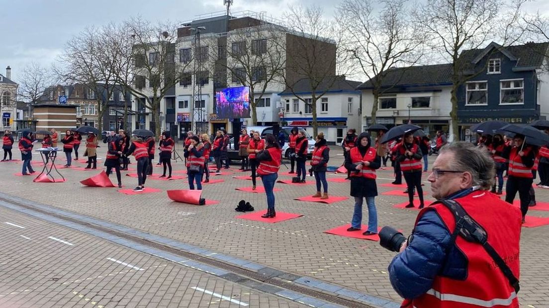 De kermisvrouwen op het Marktplein in Apeldoorn.