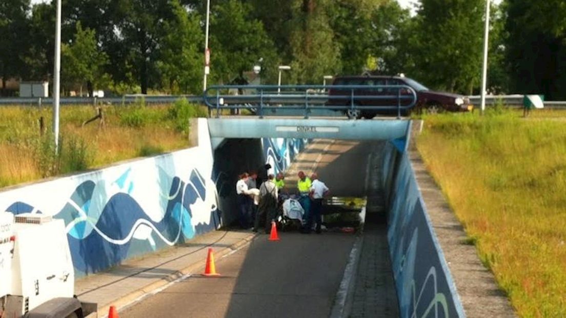 Hulpdiensten ontfermen zich over gewonde fietster