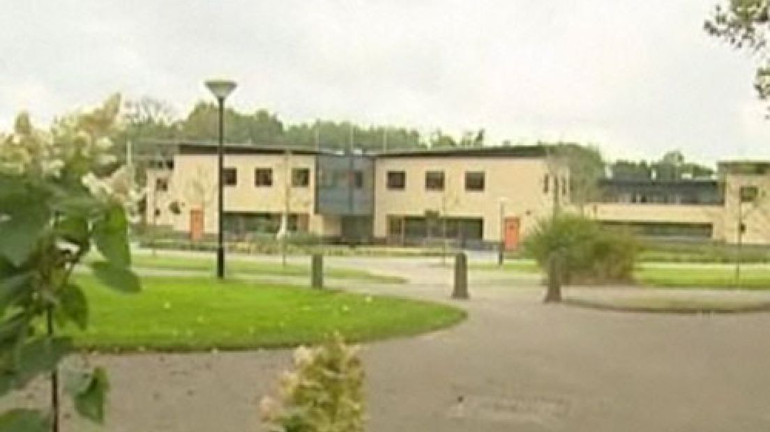 Hoge hekken jeugdgevangenis weg