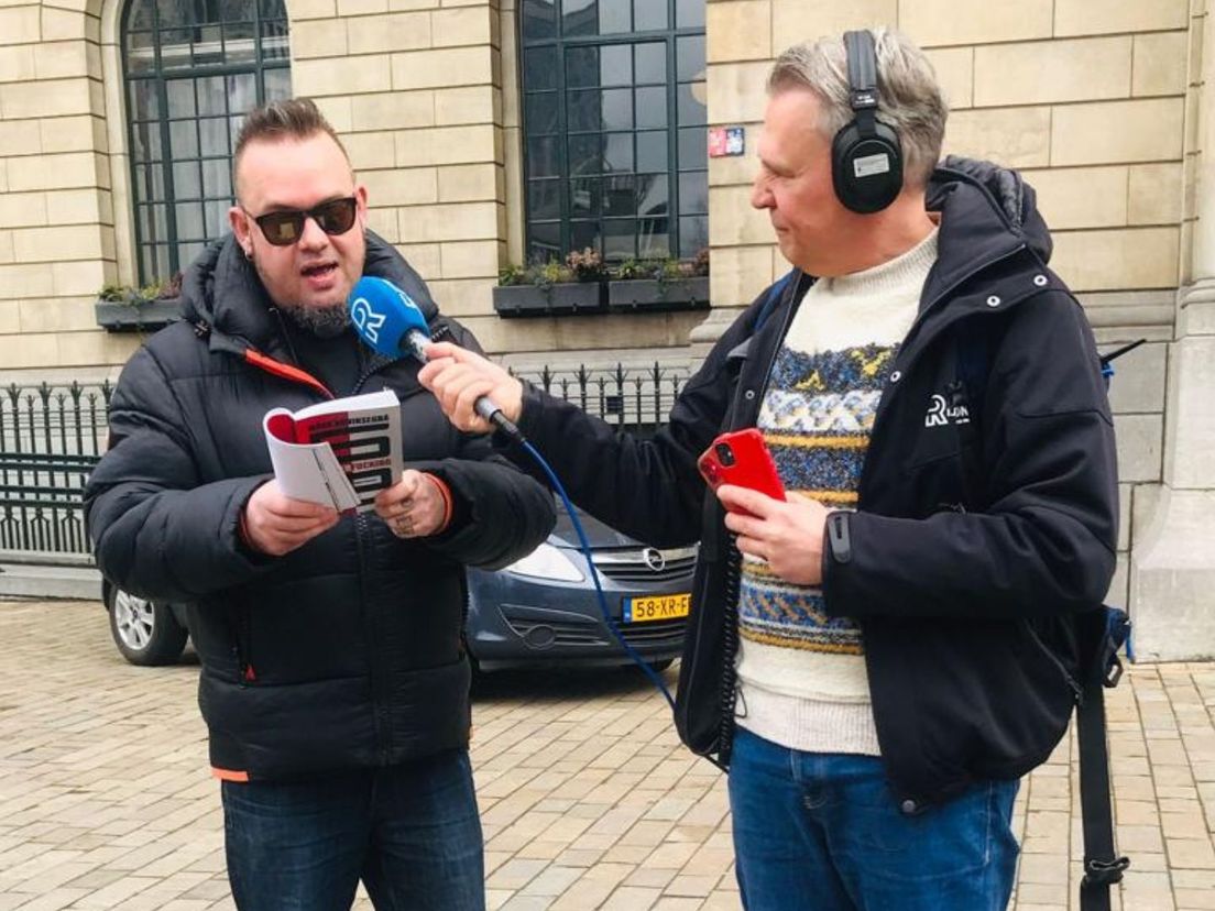 Dichter Mark Boninsegna leest een gedicht over Feyenoord voor