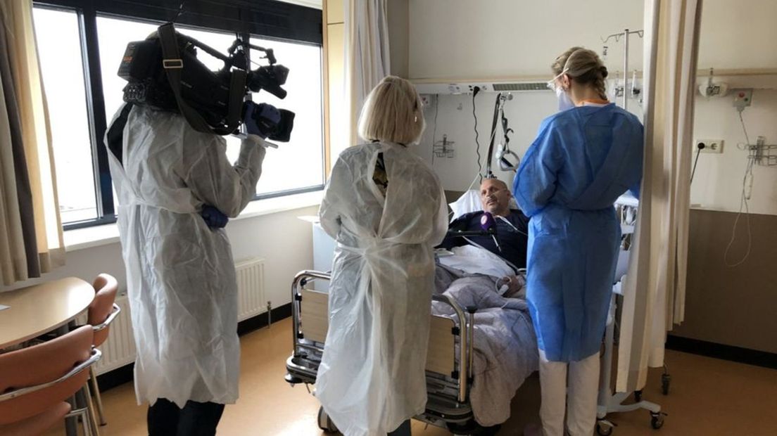 Cameraman, verslaggever en verpleegkundige aan het bed van coronapatiënt Larbi Armani