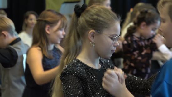 Basisscholieren dansen