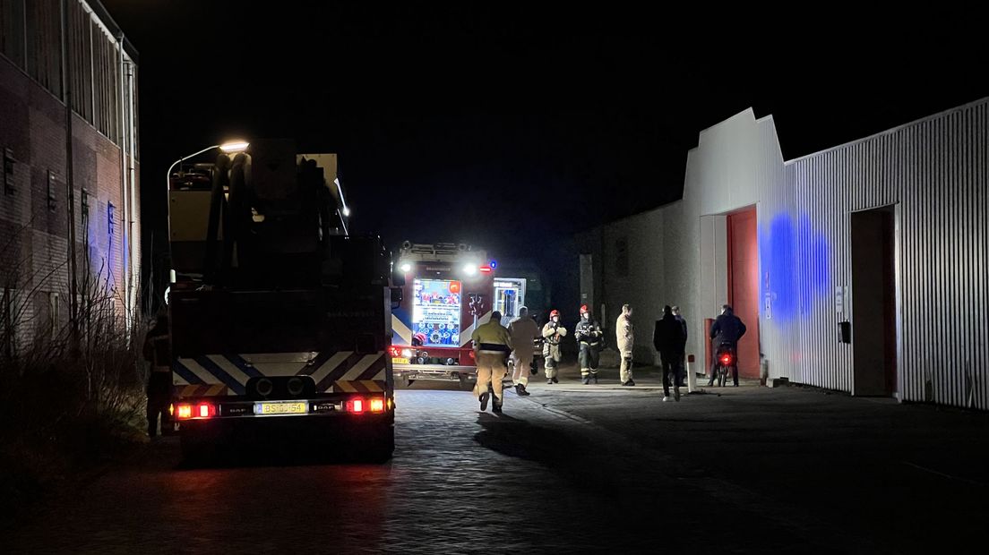 De brandweer bij één van de loodsen