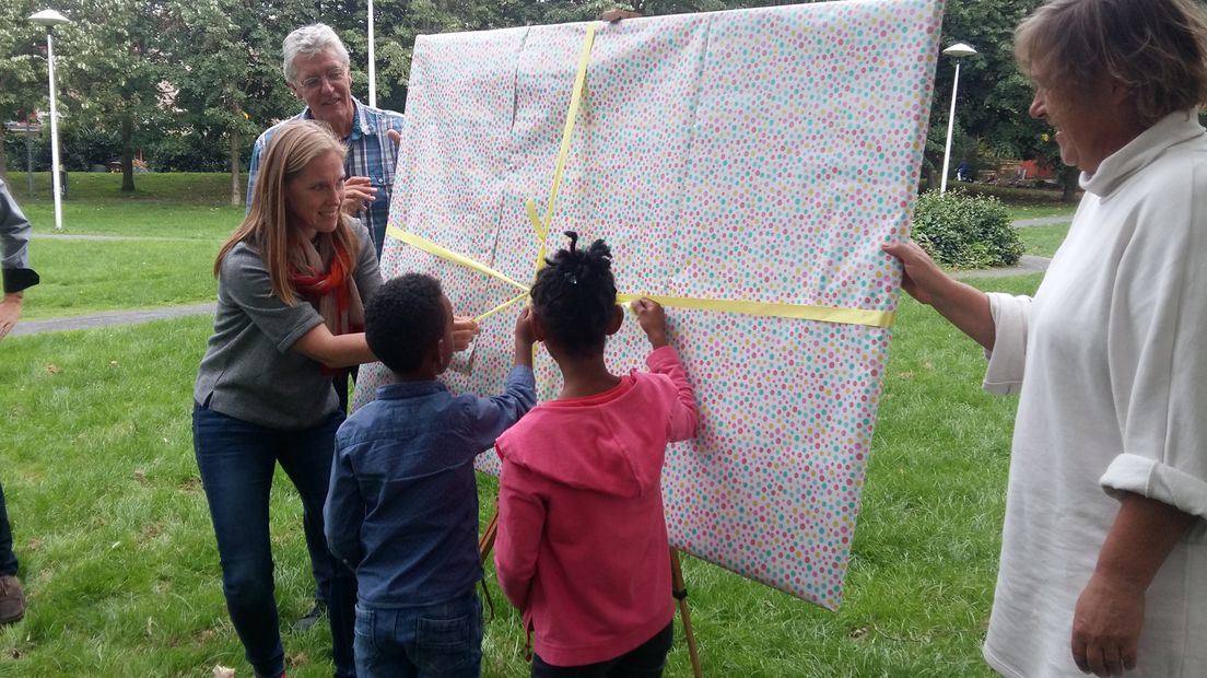 De feestelijke handeling met wethouder Van Hooijdonk.