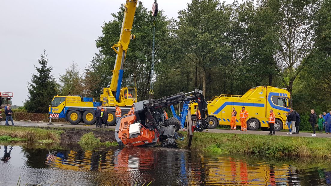 De kraan wordt uit de Norgervaart gehaald (Rechten: Persbureau Meter)