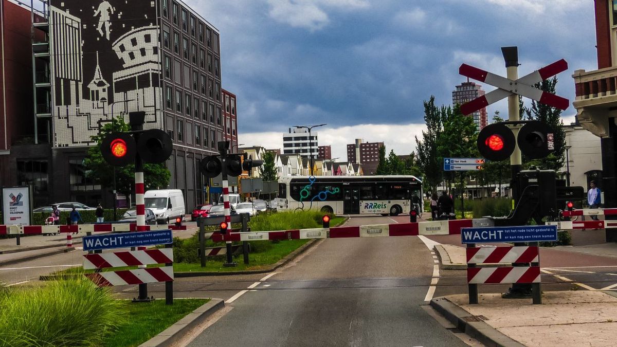 Treinstoring legt slagbomen stil in Enschede: files en uitval treinverkeer