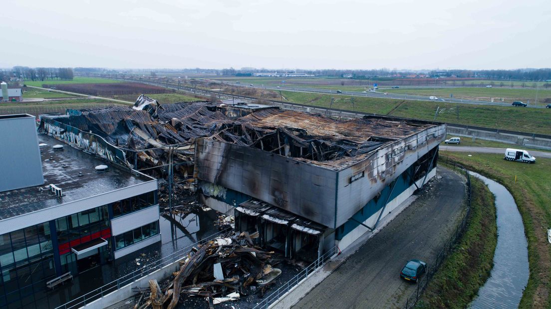 De schade is enorm. In een bedrijfspand van Van Soest Coldstores aan de Meezendreef in Kesteren woedde vrijdag een grote brand. Een dag later is de ravage pas echt goed zichtbaar.