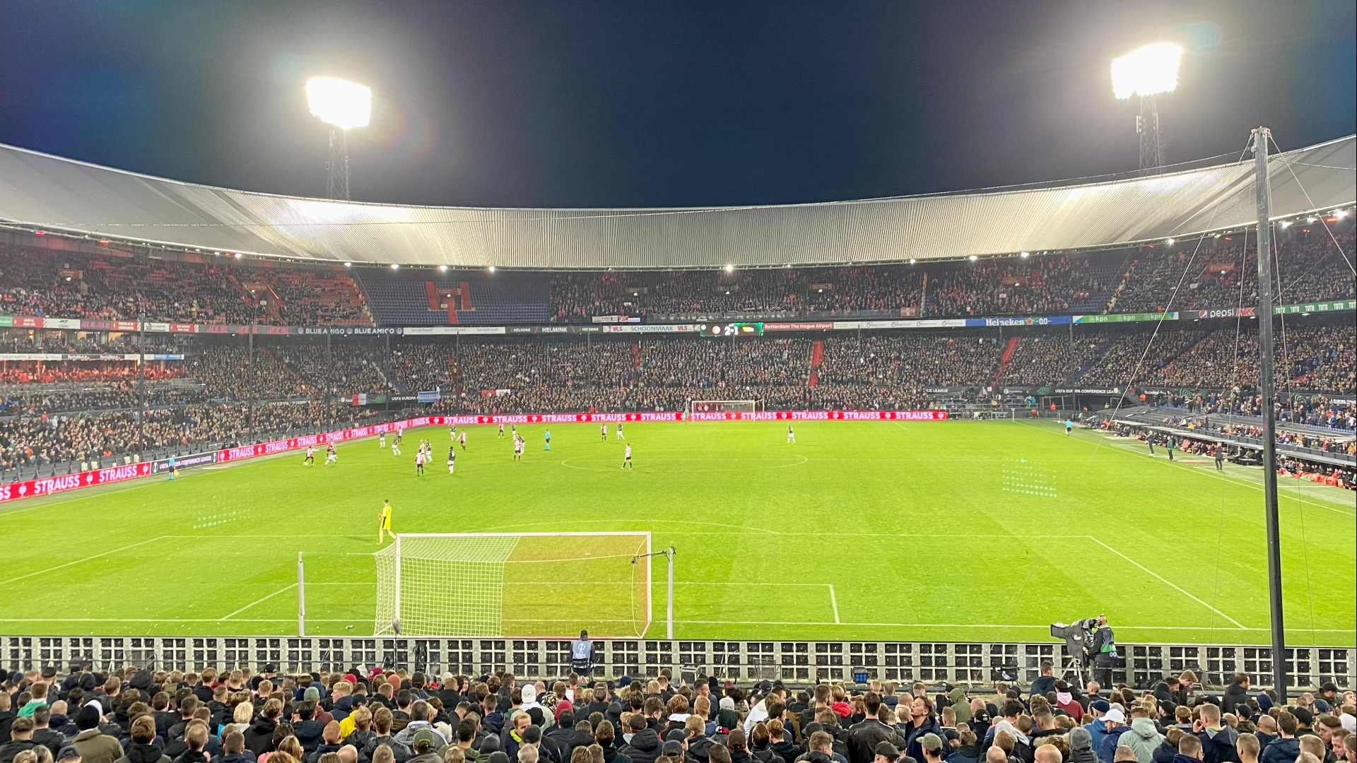 De Kuip tijdens een avondwedstrijd.