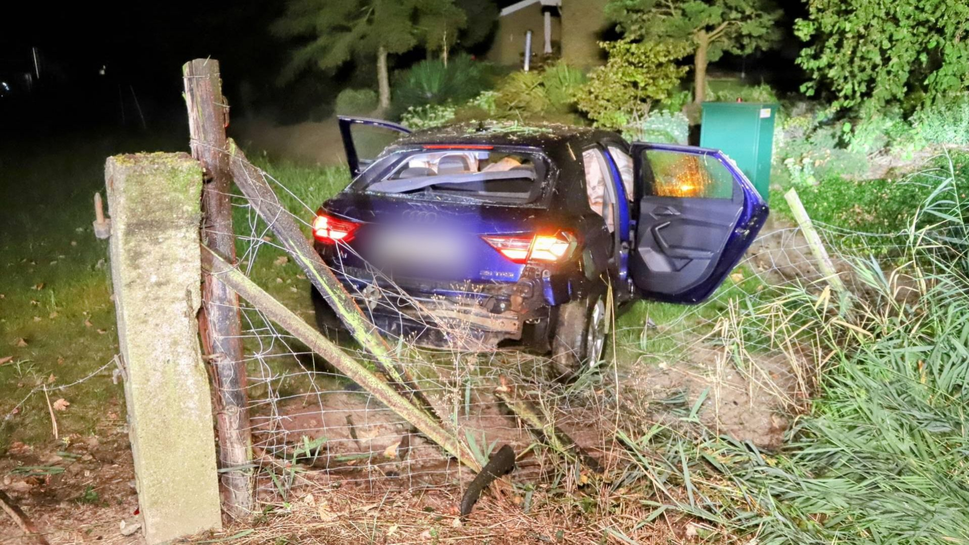 Auto over de kop • ravage bij ongeval.