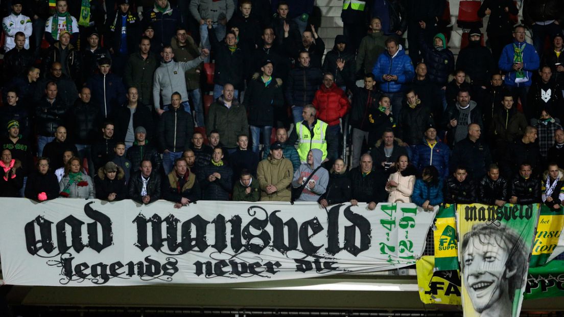 Spandoek voor ADO-icoon Aad Mansveld tijdens AZ - ADO. 