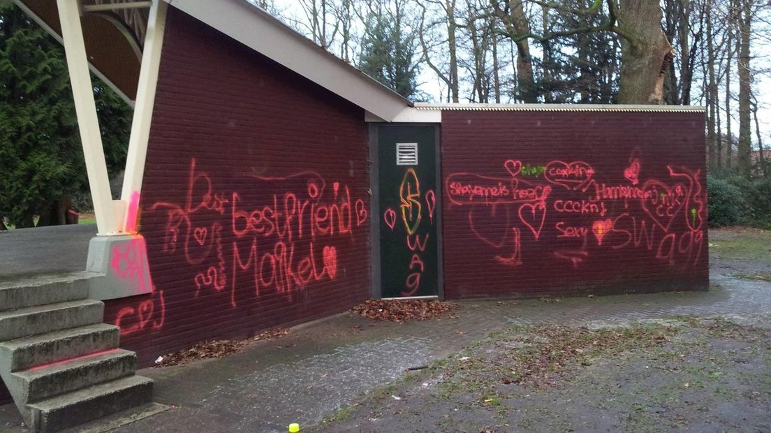 Muziekkoepel in Almelo besmeurd met graffiti