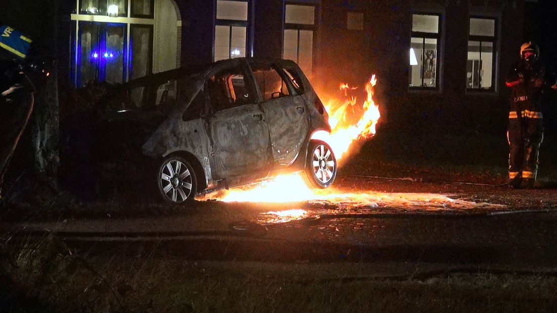 De vlammen slaan uit de auto (Rechten: RTV Drenthe/Persbureau Meter)