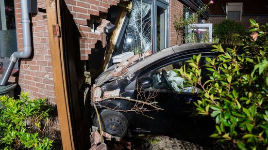 Auto rijdt huis binnen • hooibalen in brand