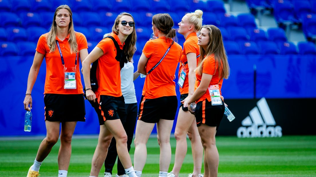 Vivianne Miedema neemt een kijkje in Stade de Lyon (Rechten: Robin van Lonkhuijsen/ANP)