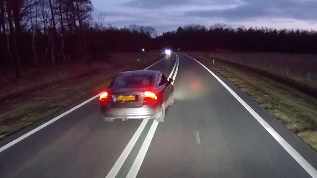 Deze automobilist trekt zich niets aan van de doorgetrokken middenstreep, die juist voor veiligheid op de 'dodenweg' N36 moet zorgen.