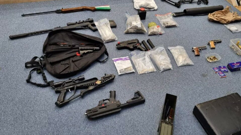 Vuurwapens, wapenonderdelen en drugs gevonden in Vlissingse woning na inval, bewoners aangehouden