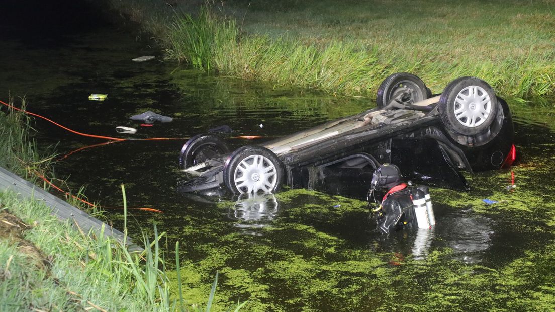 De auto moest door een bergingsbedrijf uit de sloot worden getakeld