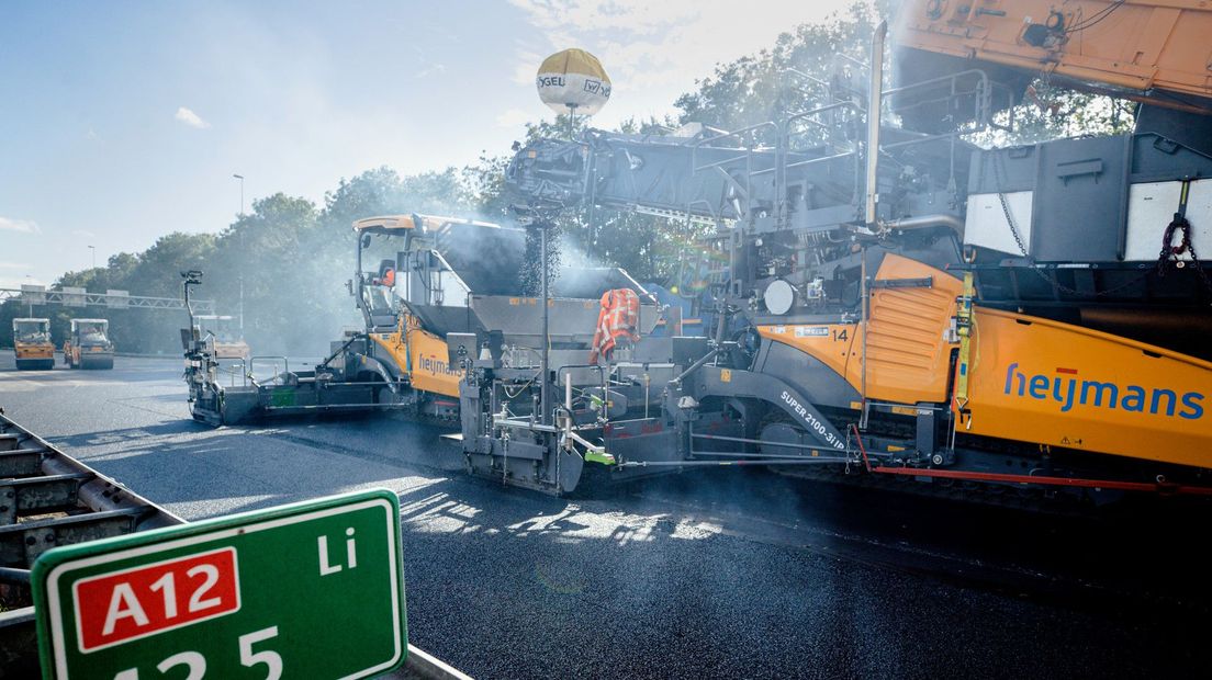 De A12 is voorzien van een nieuwe laag asfalt