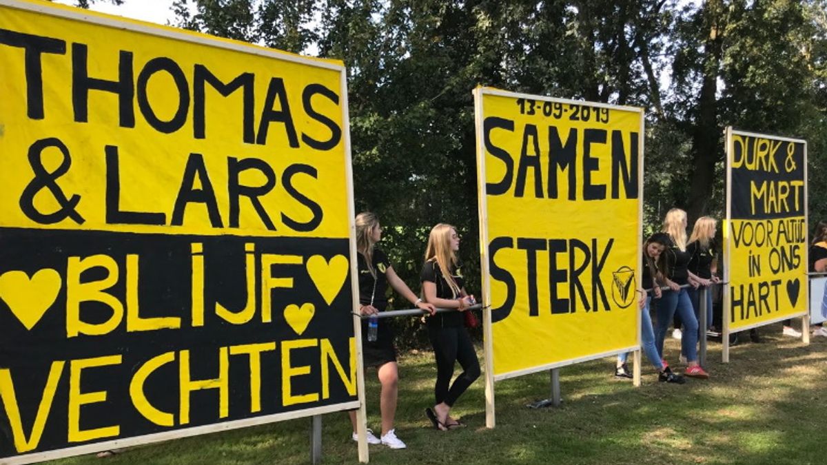 Zwart rokende fakkels en spandoeken met rouwrand bij VV Buinen