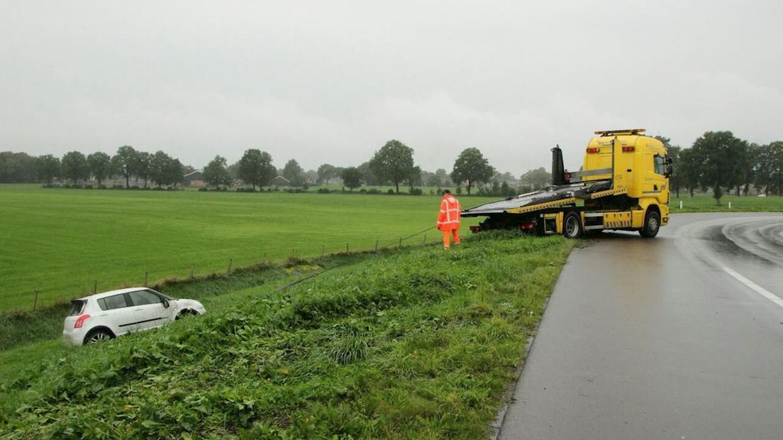 Auto raakt in de slip op A35