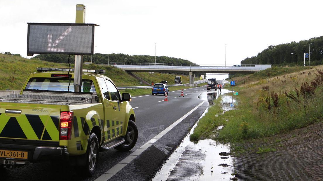 Het verkeer wordt over één weghelft geleid (Rechten: Van Oost Media)