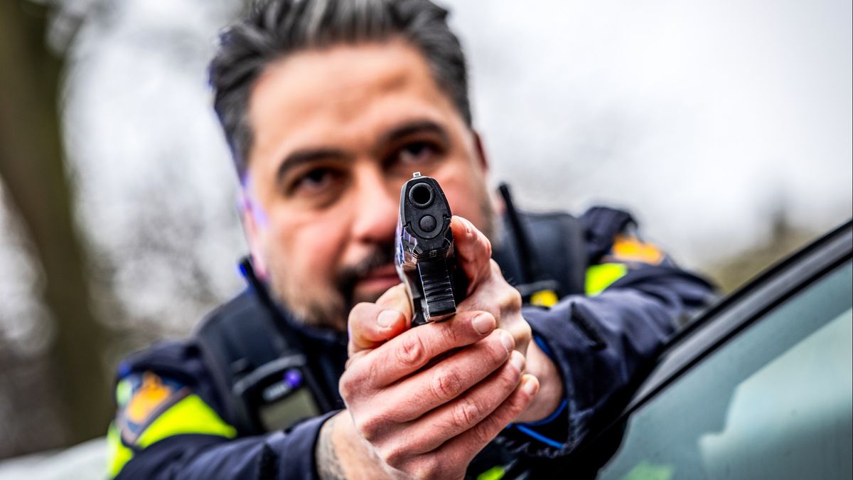 Politieachtervolging met auto's en helikopter op duo met mogelijk vuurwapen