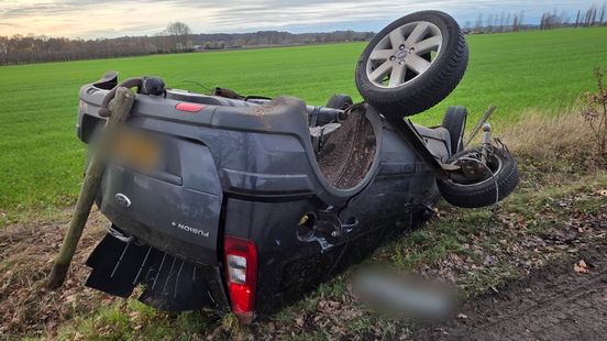 Foto: Veel schade bij botsing • achteras auto breekt