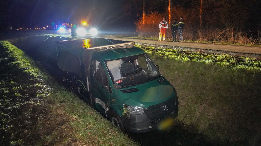 Het bezorgbusje in de sloot