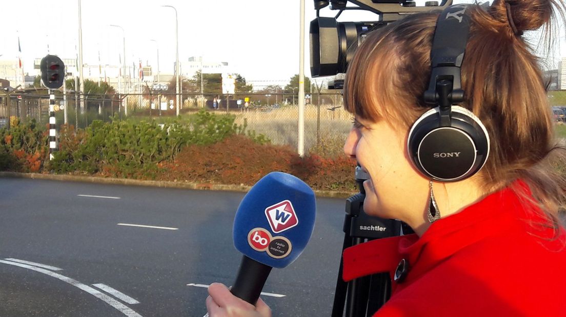 Een verslaggeefster voor beide omroepen aan het werk