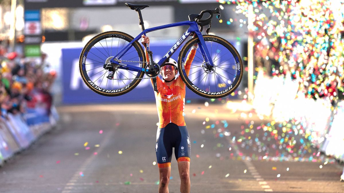 Lucinda Brand voert volledig Nederlands podium aan op vrouwenwedstrijd WK veldrijden in Hulst