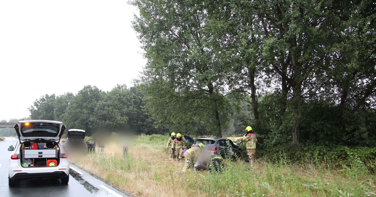 Ouder stel gewond bij botsing tegen boom, auto vliegt in brand