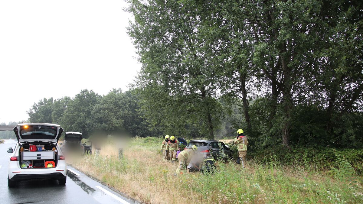 Ouder stel gewond bij botsing tegen boom, auto vliegt in brand
