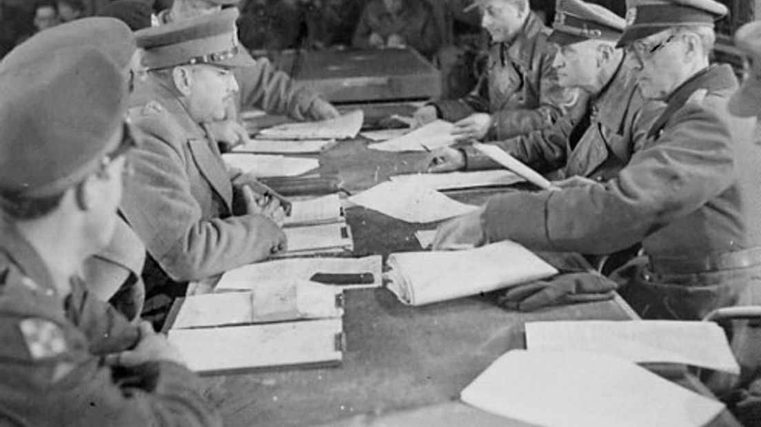 De Duitse generaal Blaskowitz onderhandelt over voorwaarden voor overgavevan zijn troepen. Bron: Publiek Domein
