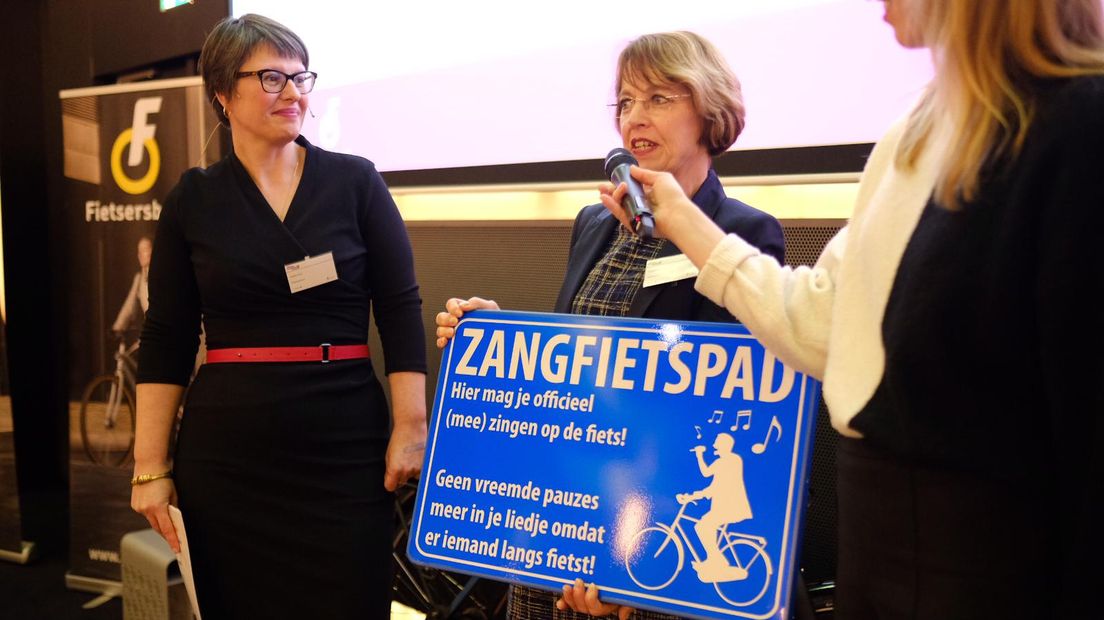 Het regende prijzen in Utrecht vrijdag. De fietsersbond deelde bokalen uit aan lokale bestuurders die graag fietsers verwelkomen. Winterswijk werd de winnaar in de categorie 'kleine gemeenten' Scherpenzeel is de 'snelste stijger ten opzichte van 2018'. 'Ik ben super trots', zegt wethouder Tineke Zomer van Winterswijk.