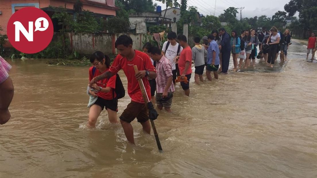 De 19-jarige Romy Matse uit Malden is afgelopen weekend aan een overstroming ontsnapt in Nepal. Romy was met een groep vrijwilligers in nationaal park Chitwan in Nepal toen er noodweer losbrak. Olifanten redden haar leven.