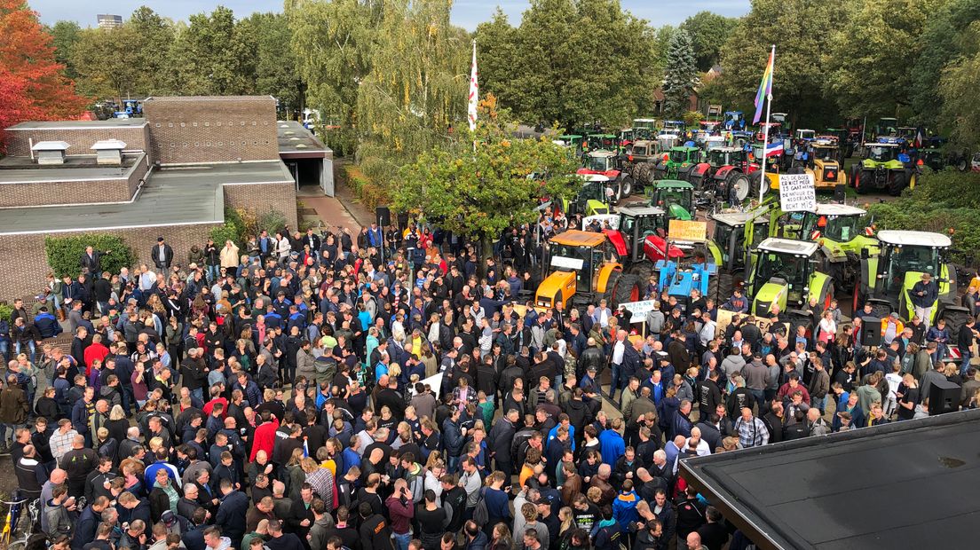 Protesterende Drentse boeren bij het provinciehuis in Assen (foto RTV Drenthe/Kim Stellingwerf)