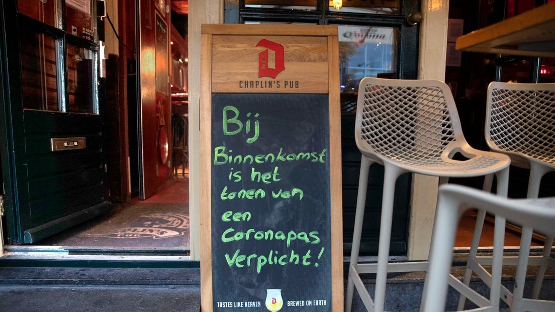 Bij een kroeg in Groningen wordt gewezen op de verplichte coronapas