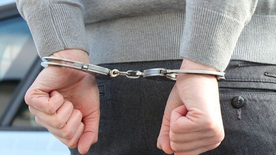 Man vlucht met handboeien om voor de politie na ongeluk Veenendaal. Man vlucht met handboeien om voor de politie na ongeluk Veenendaal.