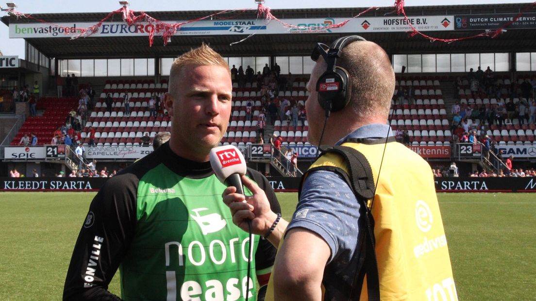 Dennis Telgenkamp in gesprek met RTV Drenthe Sport verslaggever René Posthuma na de promotiewedstrijd tegen Sparta (Rechten: Gerrit Rijkens)