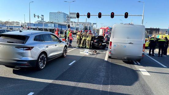 Gewonden na aanrijding in Zwolle. Gewonden na aanrijding in Zwolle.