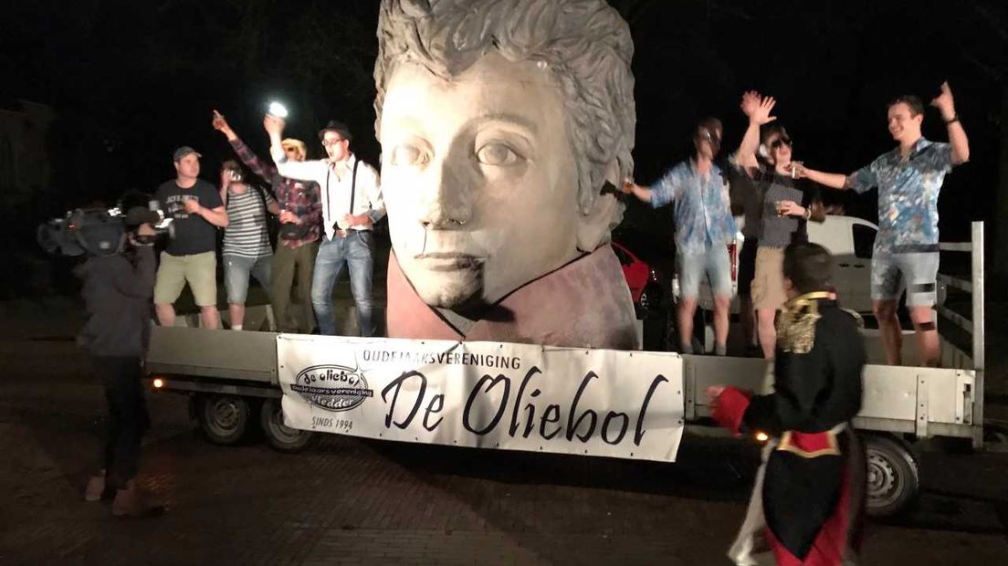 Oudejaarsvereniging De Oliebol toont het beeld van Johannes van den Bosch dat uit Veenhuizen werd meegenomen (Rechten: RTV Drenthe/Jeroen Willems)