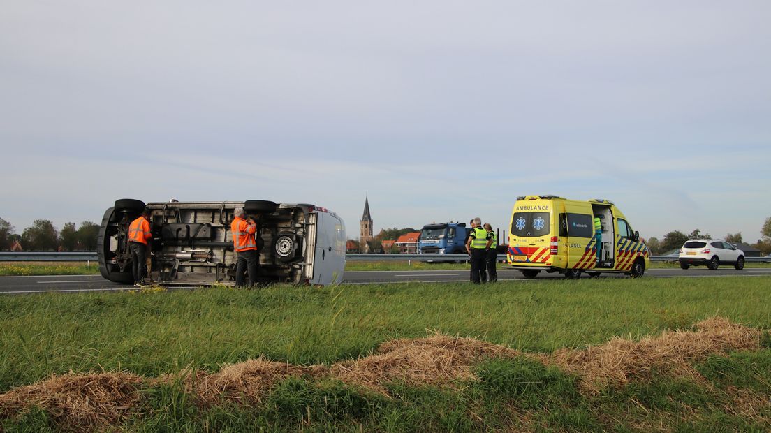 De bestelbus kwam op z'n kant terecht.