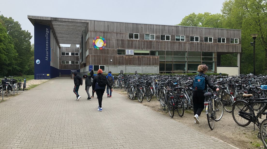 Leerlingen arriveren bij het Maartenscollege